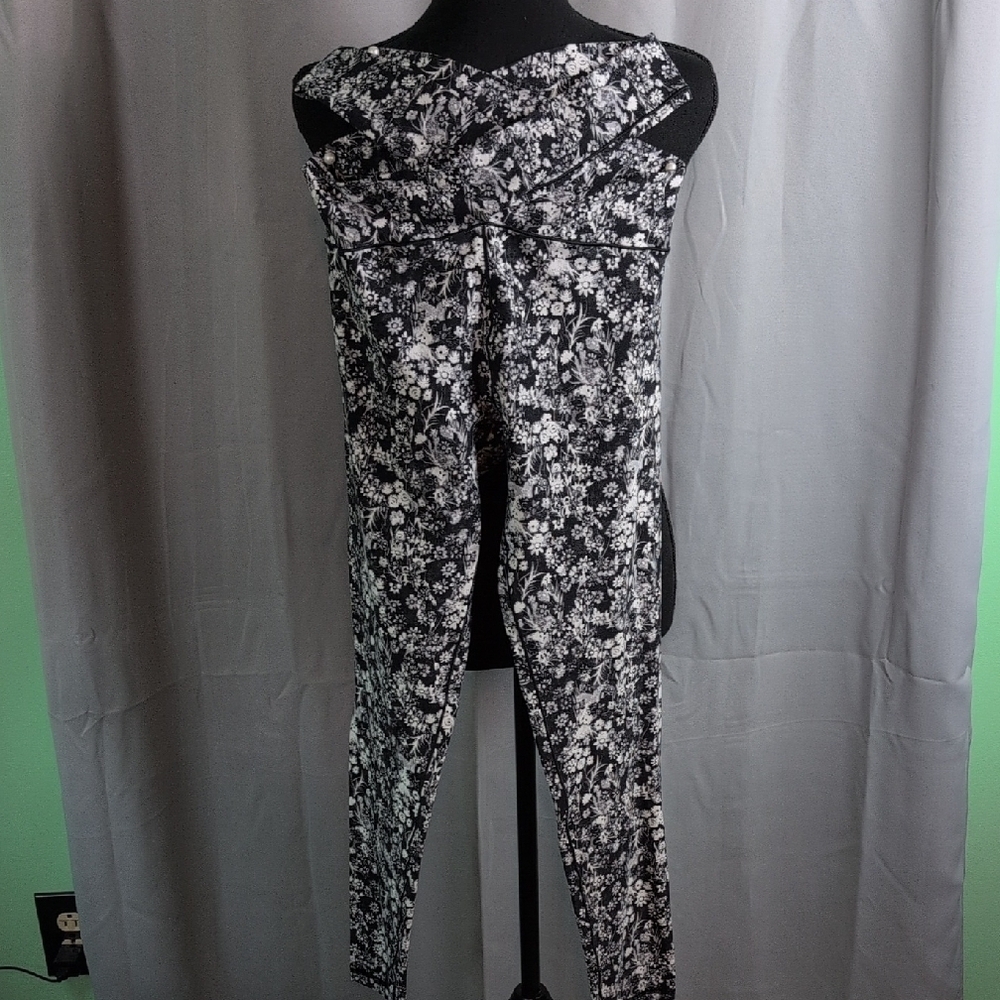 Floral Black and White‎ Leggings - Picture 5 of 11